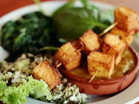 Espetadas de tofu com salada de millet