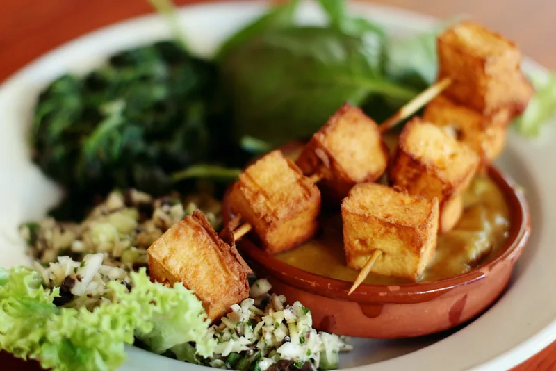 Espetadas de tofu com salada de millet