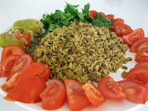 Estufado fumado de lentilhas e arroz