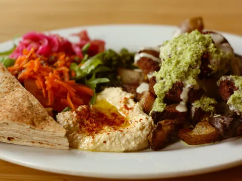Falafel no forno com salada