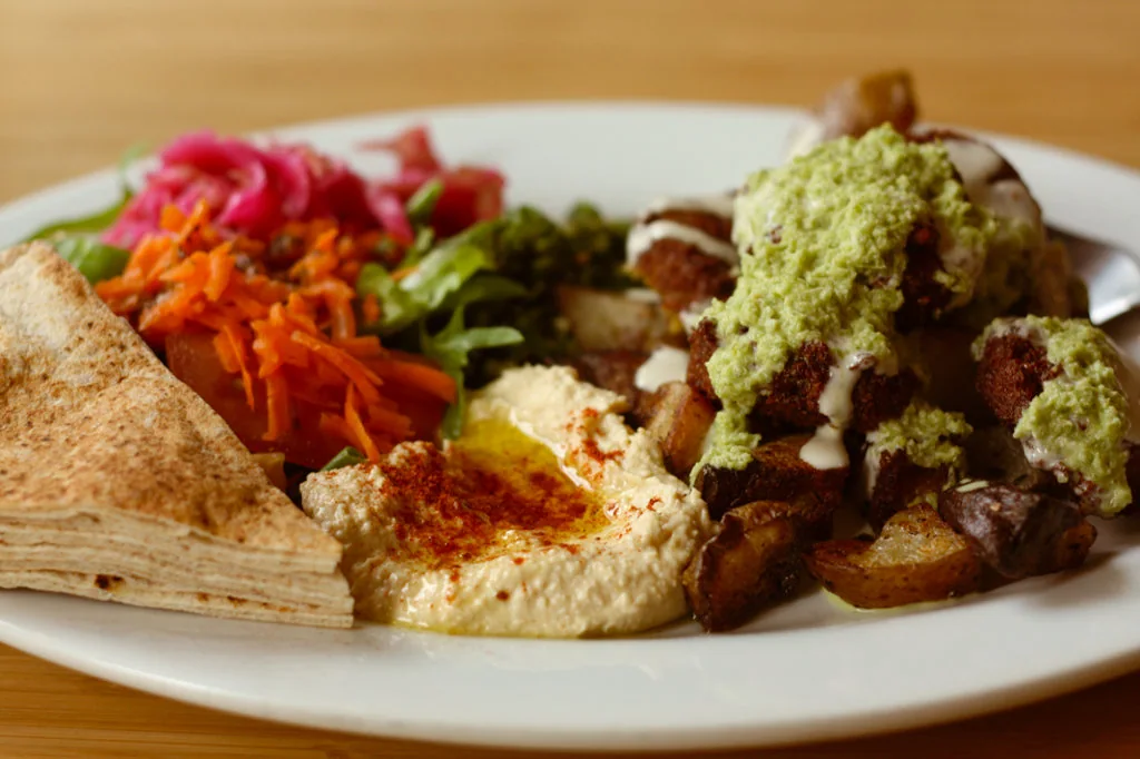 Falafel no forno com salada