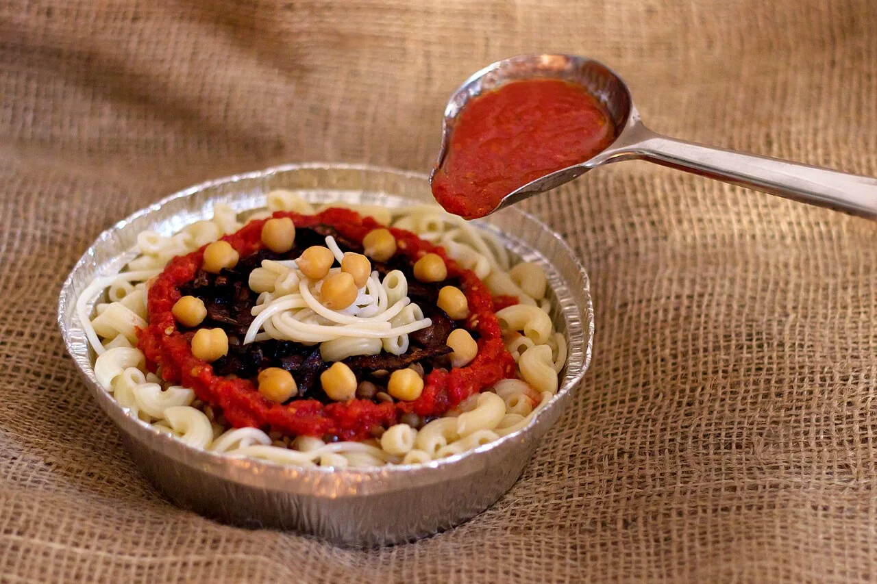 Koshari de arroz, massa e lentilhas