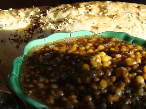 Lentilhas no forno com pão de alho