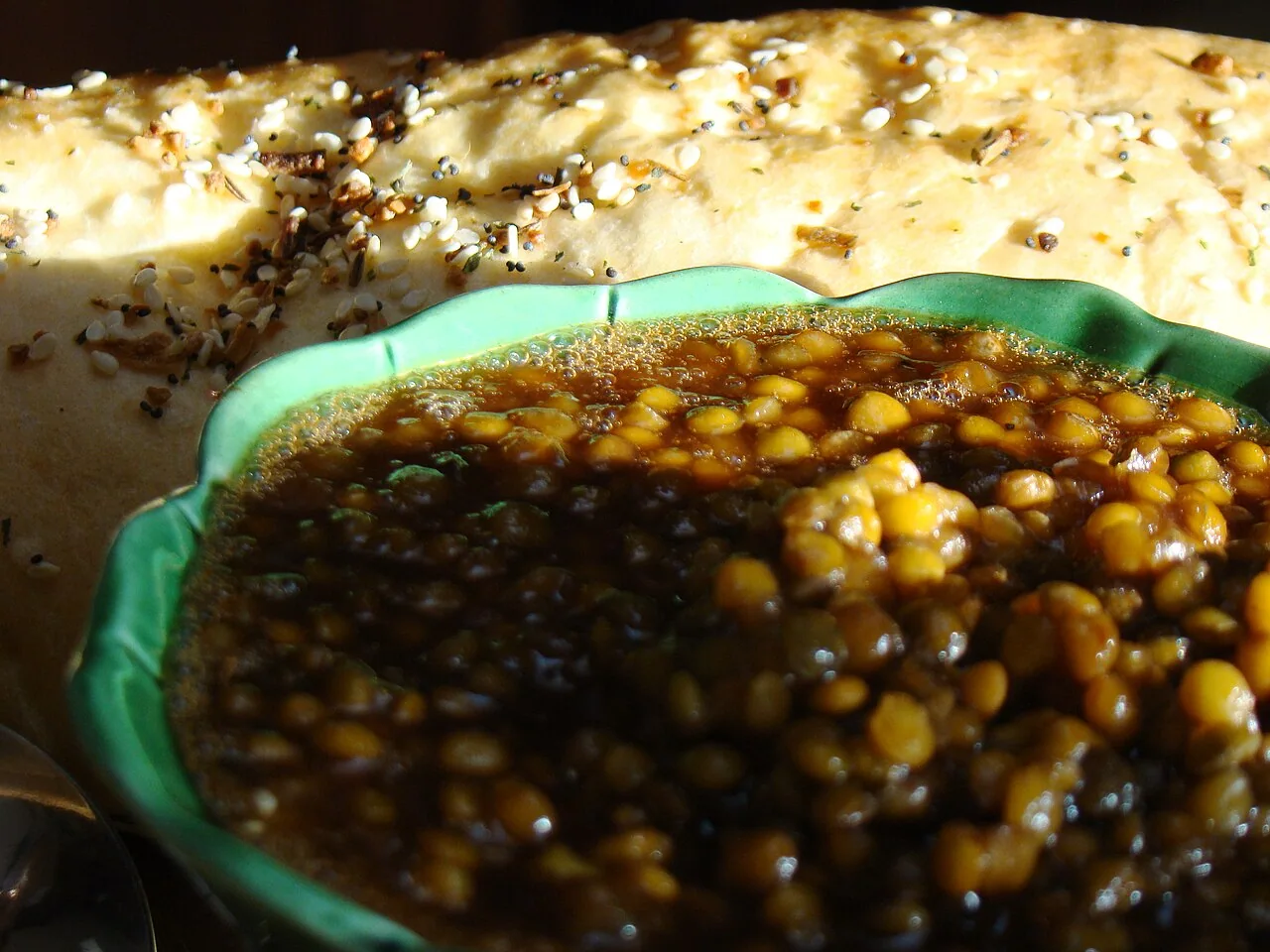 Baked lentils with garlic bread