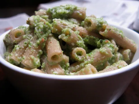 Massa integral com pesto vegan e brócolos