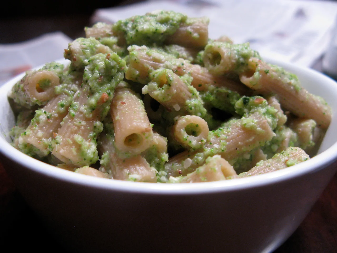 Wholemeal pasta with vegan pesto and broccoli