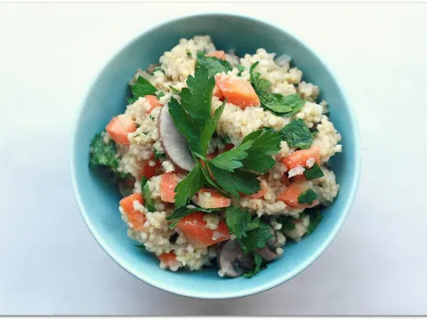 Millet com cogumelos, cenoura e grão