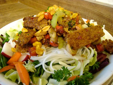 Taça de noodles de arroz com tempeh e amendoim