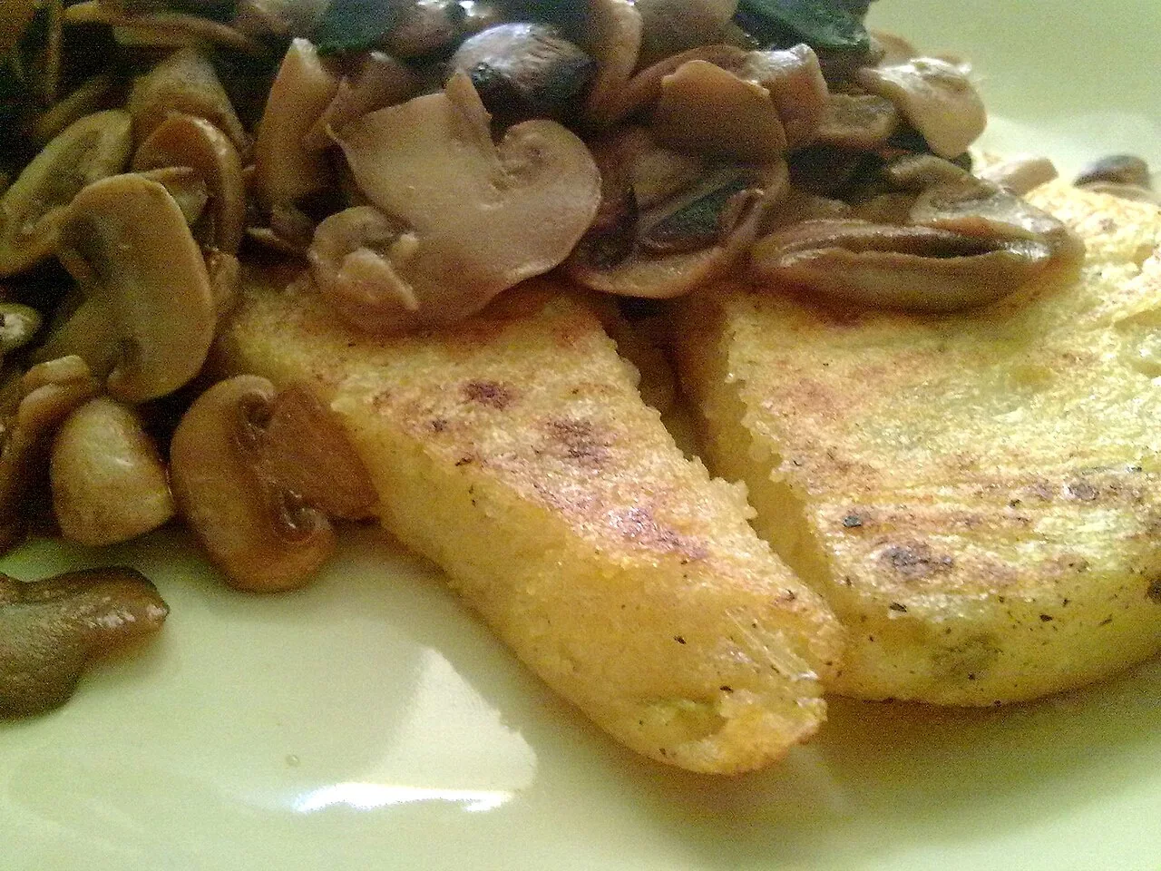Polenta grelhada com cogumelos