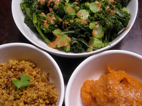 Salada de batata-doce, couve e grão