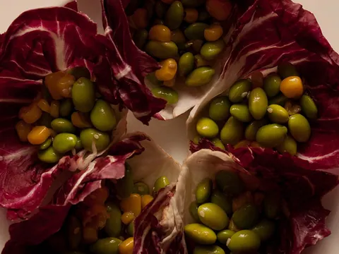 Salada de edamame com molho de sésamo