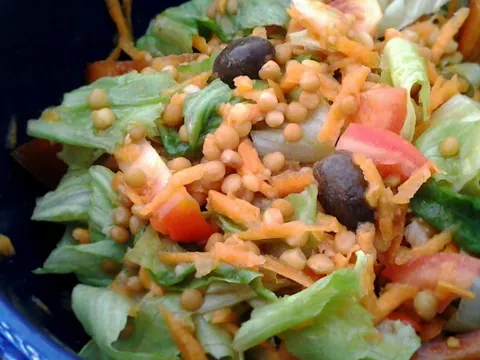Salada de lentilhas com ervas e pinhões