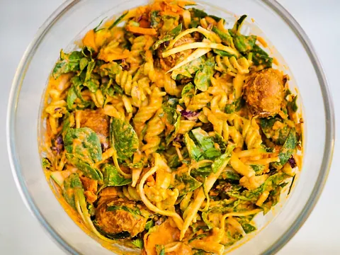 Salada de massa com molho de pimento e nozes