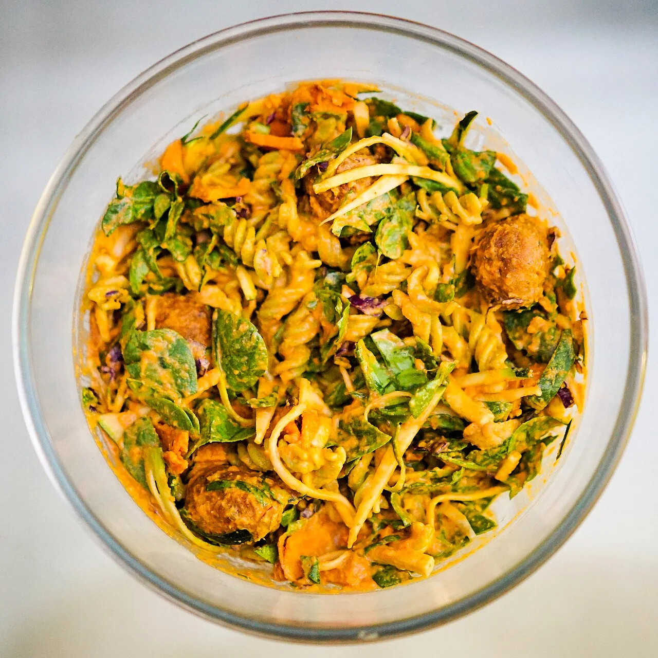 Salada de massa com molho de pimento e nozes