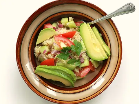 Salada de quinoa com grão e legumes