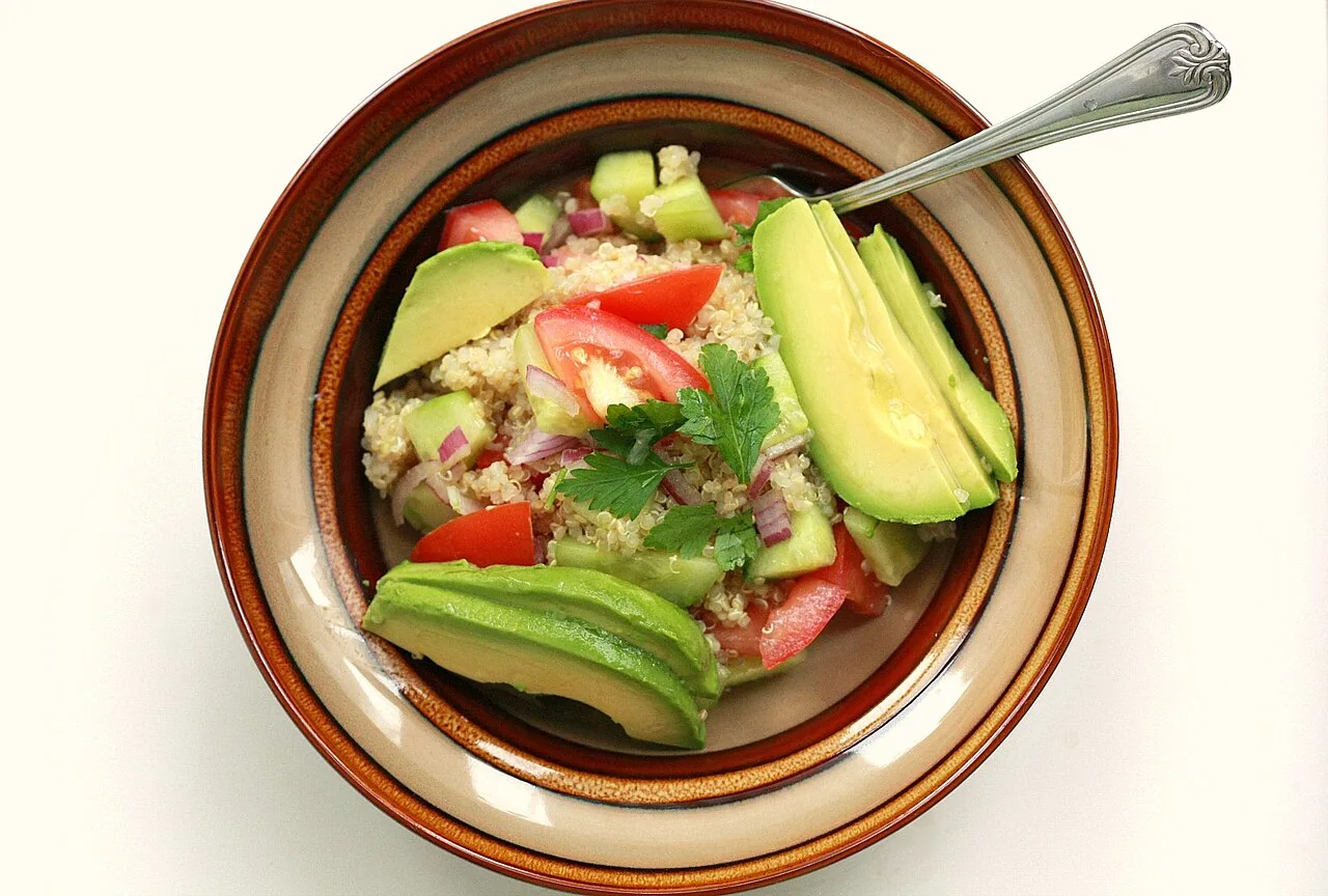Salada de quinoa com grão e legumes
