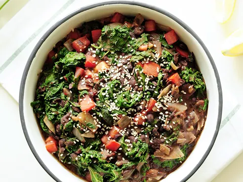 Salada morna de feijão-preto, couve e tomate