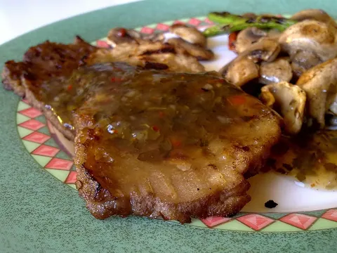 Seitan com chimichurri e legumes