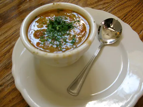 Sopa de feijão-branco, batata e alecrim