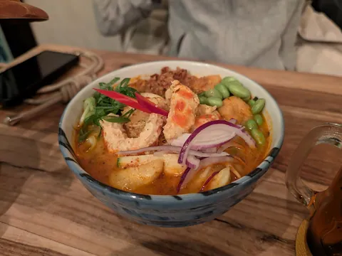 Sopa malaia de noodles, coco e tofu