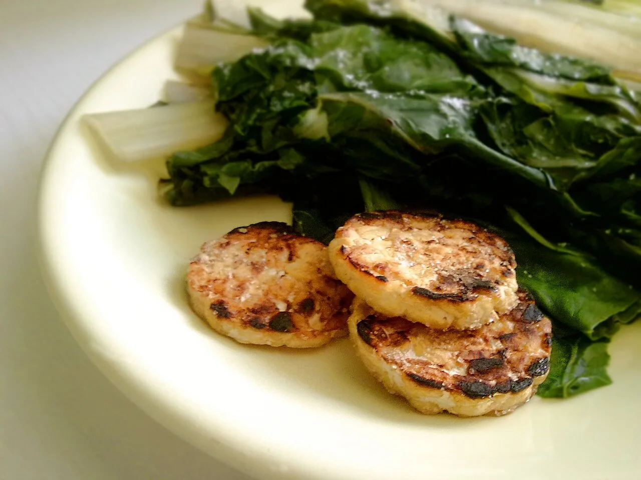 Tempeh com acelgas e arroz integral