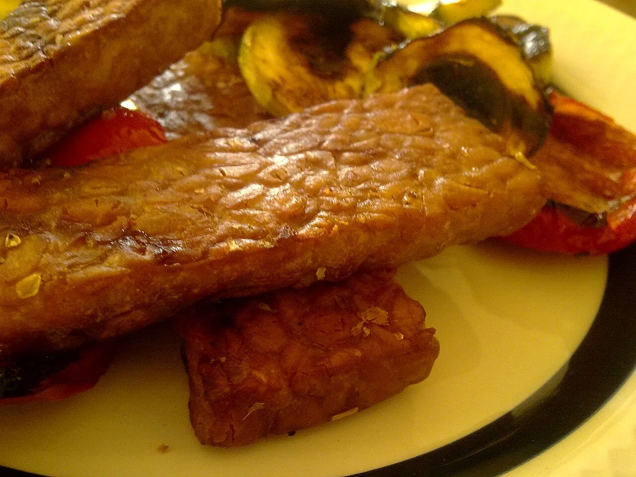 Tempeh grelhado com legumes e arroz selvagem