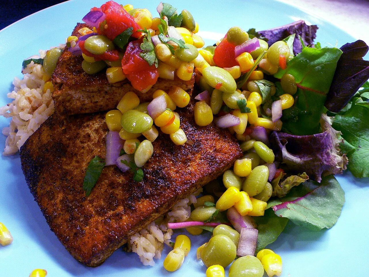 Tofu com especiarias, succotash e arroz de coco
