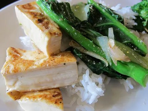Tofu estufado em molho de soja