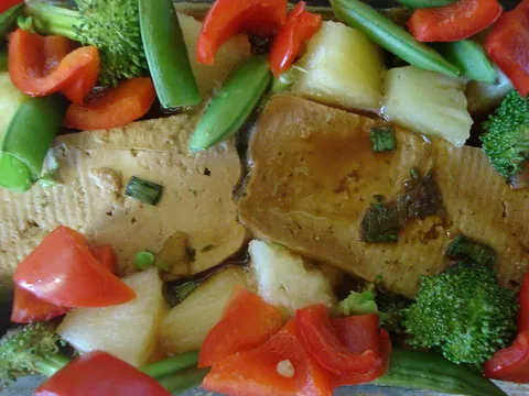 Tofu havaiano com ananás e quinoa