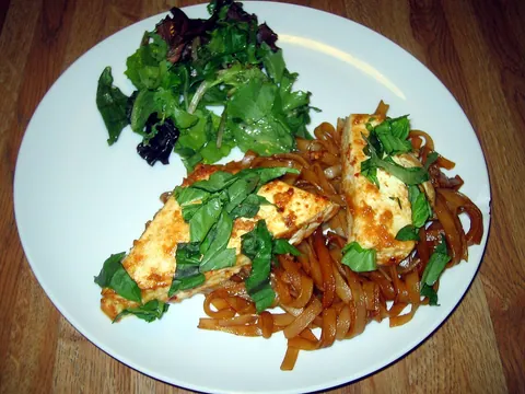 Tofu no forno com molho de amendoim