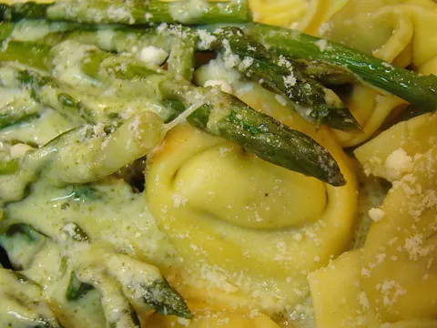 Tortellini de tofu e cogumelos com espargos