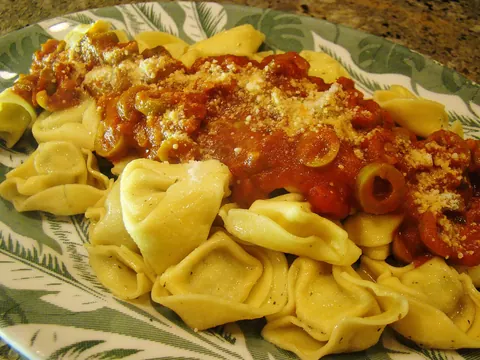 Tortellini vegan com tomate e espinafres