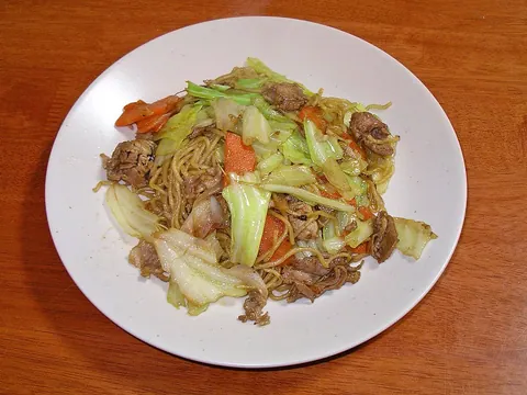 Yakisoba de porco e legumes