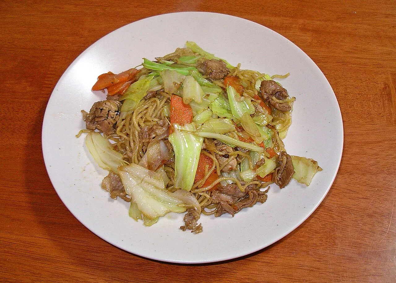 Yakisoba de porco e legumes