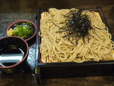 Soba fria com molho de mergulhar