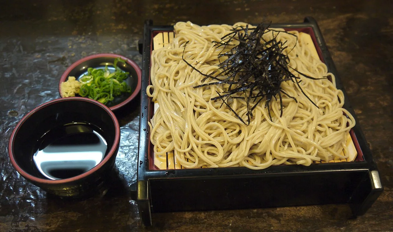 Soba fria com molho de mergulhar